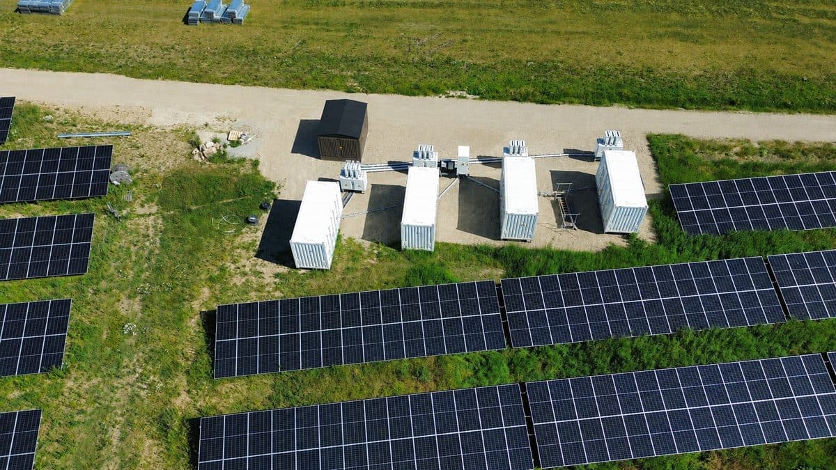 Batteriespeicher-Container und Wechselrichter zwischen den PV-Reihen